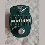 Zelený kytarový efekt s nápisy FISH & CHIPS™, 7 BAND EQ a Danelectro®. Zařízení obsahuje osm bílých posuvníků s označením frekvencí 100, 200, 400, 80…