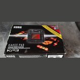 Kartonová krabice s produktem KORG KAOSS PAD KP3 DYNAMIC EFFECT/SAMPLER. Na balení je fotografie zařízení s červeně podsvíceným X-Y padem a nápis New…
