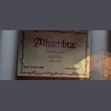Fotografie detailu štítku uvnitř hudebního nástroje. Na štítku je červeným písmem nápis Alhambra, pod ním text Made in Spain a Since 1965. V dolní čá…