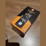 Krabice s kytarovým pedálem TONEX ONE. Na obalu je zobrazen černý kompaktní pedal s ovládacím knoflíkem, zelenou LED diodou a nápisy VOL/GAIN, ALT a…