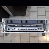 Černý basový zesilovač v hliníkovém transportním kufru. Na předním panelu je nápis GALLIEN-KRUEGER a logo GK, dále označení modelu 700RB. Zařízení ob…