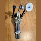 Krytý pohled na basový pedál v kovovém a černém provedení. Na stupni je vidět logo SONOR a nápis MADE IN GERMANY. Pedál je vybaven řetízkovým přenose…