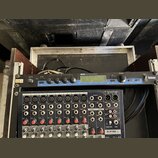 V rackovém pouzdře jsou umístěna dvě zařízení. Horní je modrý procesor s nápisy Lexicon a MPX 500 24-Bit Dual Channel Processor. Pod ním se nachází m…