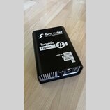 Černý kovový box s nápisy Two notes AUDIO ENGINEERING a Torpedo Captor 8. Na boku jsou uvedeny funkce 100W 8Ω LOADBOX, ATTENUATOR, SPEAKERSIM a DI. Z…