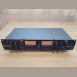 Černý rackový procesor s nápisem PRO VLA II vlevo a logem ART (ART Audio Research and Technology) vpravo. Přístroj disponuje dvěma analogovými VU met…