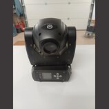 Černý LED pohybový reflektor s ovládacím panelem v základně. Na horní části je oválné logo s nápisem LIGHT MAX. Spodní část obsahuje LCD displej, čty…