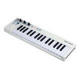 Bílý MIDI kontrolér s klaviatura. Na šasi je vpravo nápis ARTURIA YOUR EXPERIENCE YOUR SOUND a vlevo KEYSTEP. Nástroj obsahuje ovládací knoflíky, tla…