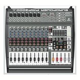 Šedý mixážní pult s černými ovládacími prvky. V horní části je nápis EUROPOWER PMP3000 a logo BEHRINGER. Zařízení obsahuje několik vstupních kanálů s…
