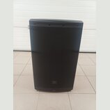 Černý reproduktor s kovovou mřížkou. V dolní části mřížky je umístěno logo JBL. Povrch vypadá čistě a bez viditelných poškození.