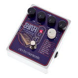 Bílý efekt pedál s fialovým horním panelem a červeným vymezením. Na panelu je nápis SYNTH synthesizer machine, logo electro-harmonix a seznam devíti…