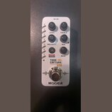 Bílý kytarový efekt s nápisem MOOER a označením TONE CAPTURE GTR. Na horní straně jsou čtyři otočné knoflíky s popisky LEVEL, TREBLE, MID SHIFT a MID…