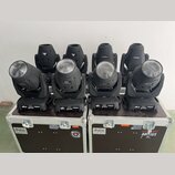 Osm černých světelných hlav typu moving head umístěných na dvou transportních kufrech. Na tělech světel jsou viditelné nápisy CHAUVET a INTROSPOT. Ku…
