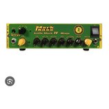 Zelený basový zesilovač s nápisy Mark bass a Little Mark IV Ninja. Na předním panelu se nachází ovládací prvky Gain, Low, Mid Low, Mid High, High, Ol…