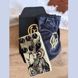 Kremově bílý kytarový efekt s černými ovládacími knoflíky a nápisy vol, 3v, gain, bass, mode, treb. Na spodní části je nápis EONS a logo Walrus Audio…