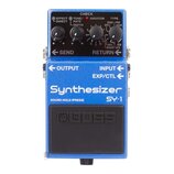 Modrý kytarový efekt s nápisem Synthesizer SY-1 a logem BOSS na černém spínacím pedálu. Horní část obsahuje čtyři otočné ovladače a nápisy EFFECT DIR…