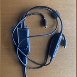 Černé sluchátka s mikrofonem a ovládacím prvkem na kabelu. Na zadní straně mikrofonu je nápis 0119 RMCE-BTZ made in China. Kabel končí dvěma zlatými…