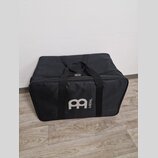 Černá textilní přepravní taška s dvěma rukojtěmi a zipem. Na přední straně je šedé logo ve tvaru stylizovaného písmena M a svislý nápis MEINL. Povrch…