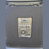 Černý subwoofer v potahové látce s integrovaným ovládacím panelem. Na panelu je nápis SMWBAIB MP3, logo VONYX a označení MEDIAPLAYER s Bluetooth symb…