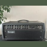 Černý kytarový kombo zesilovač s texturovaným povrchem a černou pletenou mřížkou. Na přední straně je bílé logo „Boogie“ v obdélníkovém rámečku. Horn…