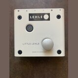 Bílý kovový efekt pedál s nápisem LITTLE LEHLE a MADE IN GERMANY. V horní části je logo LEHLE v černém obdélníku a nad ním označení 4, R, S a symboly…