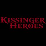 Na černém pozadí je červený nápis KISSINGER HEROES. Text je vyveden v dekorativním písmu s ostrými zakončeními některých písmen.