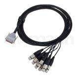 Černý vícežilní kabel s jedním DB25 konektorem na jednom konci a šesti XLR konektory na druhém. Na plášti kabelu je opakovaně bílý nápis MCF 8-PAIR a…