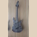 Šedá elektrická kytara s tmavým hnedým povrchem a viditelnou strukturou dřeva. Na hlavě je bílý nápis LTD Deluxe. Nástroj má dva humbuckery, jeden ov…