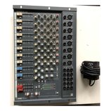Šedý míchací pult s nápisem Soundcraft v levém horním rohu a SPIRIT FOLIO v levém dolním rohu. Zařízení obsahuje řadu faderů, otočných knoflíků v bíl…