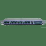 Stříbrný rackový procesor s fialovým předním panelem. Na levé straně je nápis APHEX 104 a vpravo text AURAL EXCITER TYPE C2 With BIG BOTTOM. Zařízení…