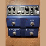 Modrý loop pedál značky Digitech s názvem JamMan STEREO. Zařízení má čtyři stoupací spínače s nápisy LOOP DOWN, LOOP UP, REC/PLAY/OVERDUB (Hold) UNDO…