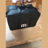 Černá transportní taška z textiledního materiálu s rukojetí a ramenním popruhem. Na přední straně je bílé logo ve tvaru stylizovaného písmena B a ved…