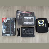 Sada obsahuje kytarový zesilovač v černé barvě s nápisy AMP 1 a BluGuitar, krabici, manuály v češtině a angličtině, napájecí kabel a černý přepravní…