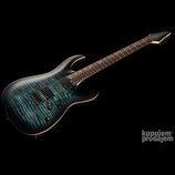 Elektrická kytara s tmavě modrým probarvovaným topem s viditelnou strukturou dřeva a černým hardwarem. Nástroj má dva humbuckery, dvě ovládací knoflí…
