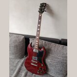 Kytara s červeným lakem a černým pickguardem. Na hlavě je zlatý nápis Gibson. Hриф má světle hnědé dřevo s bílými vložkami. Tělo kytary má dvě humbuc…