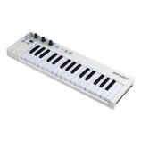 Bílý MIDI kontrolér s klaviaturní klávesnicí. Na pravé straně je černý nápis ARTURIA a pod ním text YOUR EXPERIENCE - YOUR SOUND. V levé horní části…