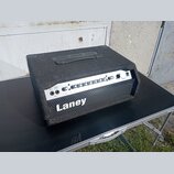 Kytarové kombo s černým textilním potahem a stříbrným ovládacím panelem. Na přední straně je bílý nápis Laney a řada ovládacích knoflíků. Na panelu j…