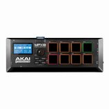 Černý sampler MPX8 MOBILE SD SAMPLE PLAYER značky AKAI professional. Zařízení má osm podsvícených padů, LCD displej s modrým podsvícením a ovládací k…