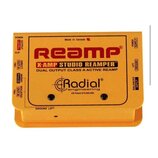 Žlutý reamp s nápisy „REAMP“, „X-AMP STUDIO REAMPER™“ a „DUAL OUTPUT CLASS A ACTIVE REAMP“. Na přístroji je logo „Radial engineering“ a text „Made in…