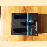 Černý kytarový efekt s nápisy t.c. electronic a VINTAGE OVERDRIVE. Na horní straně jsou tři černé otočné knoflíky s popisky output level, color filte…