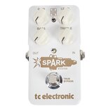Bílý kytarový pedál s nápisem SPARK BOOSTER a logem tc electronic. Na horní straně jsou čtyři bílé otočné knoflíky s popisky GAIN, LEVEL, BASS a TREB…