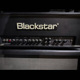 Černý kytarový zesilovač s nápisem Blackstar na horním panelu. Ovládací panel obsahuje řadu potenciometrů a přepínačů s popisky MASTER, REVERB, OD 1…