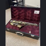 Zlatý saxofon v černém kufru s burgundy vnitřkem. Na zvonu nástroje je vyryto logo "Saks". V pravém horním rohu kufru je nalepený štítek s nápisem "S…