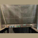 Černý rackový efektový procesor s nápisy BOSS CE-300 a SUPER CHORUS. Přední panel obsahuje vstupní a výstupní konektory, několik ovládacích knoflíků…