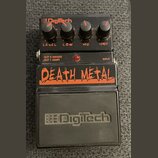 Černý kytarový efekt s nápisem DEATH METAL™ v oranžové barvě. Na horní části je logo DigiTech a čtyři ovládací knoflíky s popisky LEVEL, LOW, MID a H…