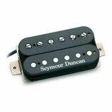 Černý humbucker s dvěma cívkami a kovovou základnou. Na spodní cívce je bílý nápis Seymour Duncan, horní cívka má viditelné šrouby. Nástroj vykazuje…