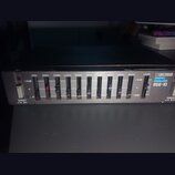 Černý rackový grafický ekvalizér s nápisem BOSS GRAPHIC EQUALIZER RGE-10. Zařízení má deset posuvníků s označením frekvencí od 31Hz do 16kHz a jeden…