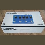 Modrá efektová pedál s nápisem FLASHBACK x4 a logem tc electronic. Na horní straně jsou čtyři ovládací knoflíky s popisky SUBDIV, DELAY, FEEDBACK a L…
