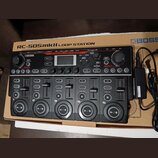 Černá loop station značky BOSS s nápisem RC-505mkII LOOP STATION. Zařízení má pět ovládacích sekcí s velkými kulatými tlačítky, posuvníky a různými o…
