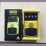 Fotografie zobrazuje žlutý kytarový efekt UC200 ULTRA CHORUS značky behringer v originální krabici. Na pedálu jsou čtyři ovládací knoflíky s popisky…