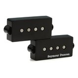 Dvě černé elektrické snímače s čtyřmi viditelnými polkovými magnety. Na spodním snímači je bílý nápis Seymour Duncan. Povrch obou snímačů je hladký a…